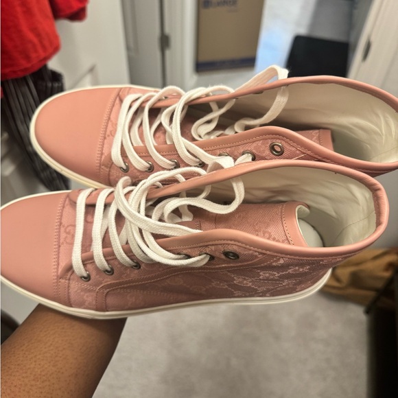 Only worn in store at initial purchase. Too small now - Picture 4 of 5